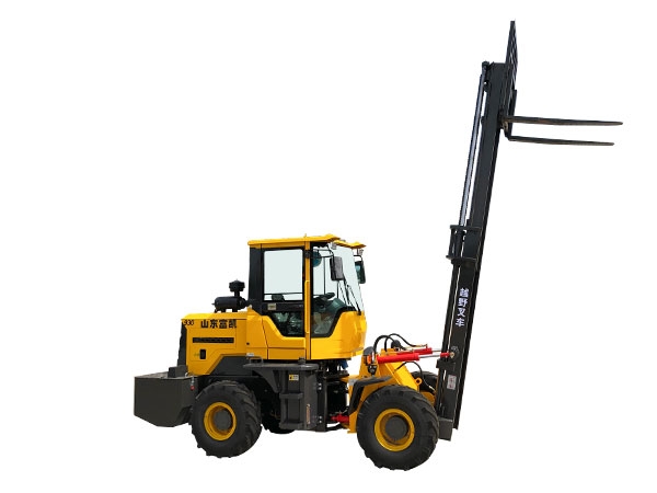 How do novices operate off-road forklifts in a standardized manner